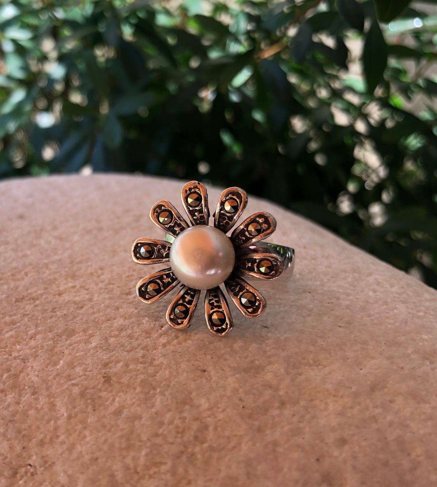 Anel vintage em prata de lei 925 com pérola e flor