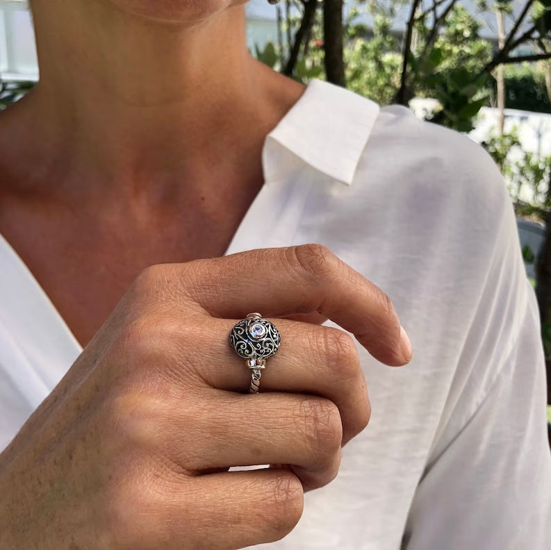 Anel vintage em forma de cúpula com filigrana em prata de lei 925 e ouro de 9 quilates.